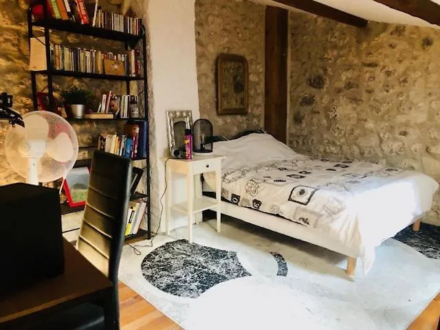 Beau Studio Independant Pour 2 Personnes Dans Village Provencale